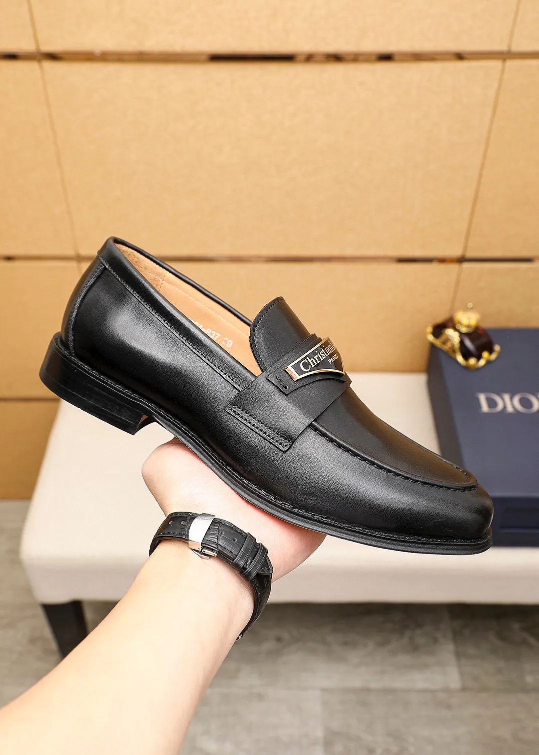 Men's shoes 💰480 💐 Product trademark: Dior "Dior" casual leather shoes Regular size: 39-44 (38.45.46🉑️Customized) Product materials: Selected Italian imported first-layer calfskin upper + classic hardware buckle, imported water-dyed 🐂 cowhide lining. Strong three-dimensional visual effect, original outsole color: 1⃣️color optional